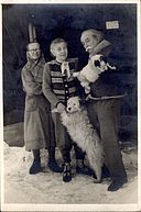 4. Hofmanowie z gospodynią Kasią przed domem w Szklarskiej Porębie, 1952 r. właściciel: Muzeum Karkonoskie w Jeleniej Górze