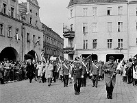 1974-07  1 maja 1974  Jawor, Rynek  Obchody 1 maja - Święto Pracy    Uczestnicy pochodu wkraczający na rynek.  Przedstawiciele kombatantów oraz pracownicy Wydziału 4 Zakładów Kuzienniczych Przemysłu Maszyn Rolniczych "Agromet" (ZKPMR "Agromet").  Na czele w mundurze Grzegorz Dominik,za nim ze sztandarem Mieczysław Kłodziński.