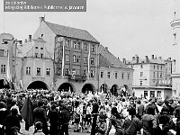 1974-09  1 maja 1974  Jawor, Rynek  Obchody 1 maja - Święto Pracy    Uczestnicy pochodu oczekujący na przemówienie i rozpoczęcie przemarszu.