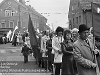 1974-12  1 maja 1974  Jawor, ul. Wrocławska  Obchody 1 maja - Święto Pracy    Uczestnicy pochodu zmierzający w kierunku trybuny honorowej.   Pracownicy jaworskiego oddziału Powszechnej Kasy Oszczędności Bank Polski (PKO BP).