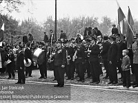 1974-15  1 maja 1974  Jawor, ul. Wrocławska  Obchody 1 maja - Święto Pracy    Jaworska Orkiestra Dęta pod kierunkiem Klemensa Grzybowskiego naprzeciwko trybuny honorowej.