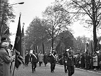 1974-19  1 maja 1974  Jawor, ul. Wrocławska  Obchody 1 maja - Święto Pracy    Uczestnicy pochodu prezentujący się przed trybuną honorową.  Członkowie Związku Bojowników o Wolność i Demokrację (ZBoWiD).   Na czele: Mieczysław Kłodziński.