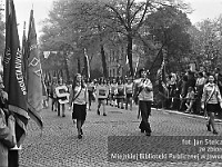 1974-21  1 maja 1974  Jawor, ul. Wrocławska  Obchody 1 maja - Święto Pracy    Uczestnicy pochodu prezentujący się przed trybuną honorową.  Przedstawiciele Związku Harcerstwa Polskiego (ZHP).