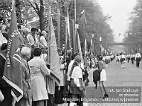 1974-22  1 maja 1974  Jawor, ul. Wrocławska  Obchody 1 maja - Święto Pracy    Trybuna honorowa i zmierzający przed nią uczestnicy pochodu.