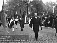 1974-24  1 maja 1974  Jawor, ul. Wrocławska  Obchody 1 maja - Święto Pracy    Uczestnicy pochodu prezentujący się przed trybuną honorową.  Nauczyciele i uczniowe z Liceum Ogólnokształcącego.  Od lewej w pierwszym rzędzie: Mirosław Agdan - nauczyciel języka niemieckiego i Urszula Słowik.