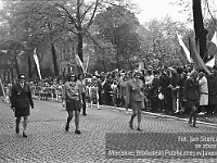 1974-33  1 maja 1974  Jawor, ul. Wrocławska  Obchody 1 maja - Święto Pracy    Uczestnicy pochodu prezentujący się przed trybuną honorową.  Pracownicy i uczniowe ze Szkoły Podstawowej nr 5.  W pierwszym rzędzie od lewej: (?), Małgorzata Świderska-Ligarska, Wanda Mokrzycka, Danuta Rudź-Opalińska.