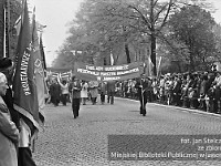 1974-34  1 maja 1974  Jawor, ul. Wrocławska  Obchody 1 maja - Święto Pracy    Uczestnicy pochodu prezentujący się przed trybuną honorową.  Pracownicy  Zakładow Kuzienniczych Przemysłu Maszyn Rolniczych (ZKPMR) „Agromet”.