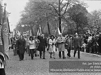 1974-35  1 maja 1974  Jawor, ul. Wrocławska  Obchody 1 maja - Święto Pracy    Uczestnicy pochodu prezentujący się przed trybuną honorową.  Pracownicy  Zakładów Kuzienniczych Przemysłu Maszyn Rolniczych (ZKPMR) „Agromet”.   Trzeci od lewej: Aleksander Pruszkowski, piąty od lewej: Franciszek Wasilkowski.