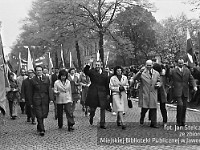 1974-36  1 maja 1974  Jawor, ul. Wrocławska  Obchody 1 maja - Święto Pracy    Uczestnicy pochodu prezentujący się przed trybuną honorową.  Pracownicy  Zakładów Kuzienniczych Przemysłu Maszyn Rolniczych (ZKPMR) „Agromet”.   Trzeci od lewej: Aleksander Pruszkowski, piąty od lewej: Franciszek Wasilkowski.