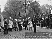 1974-43  1 maja 1974  Jawor, ul. Wrocławska  Obchody 1 maja - Święto Pracy    Uczestnicy pochodu prezentujący się przed trybuną honorową.