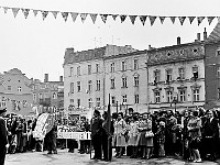 1978-02  1 maja 1978  Jawor, Rynek  Obchody 1 maja - Święta Pracy    Uczestnicy pochodu pierwszomajowego oczekujący na przemówienie i rozpoczęcie przemarszu.