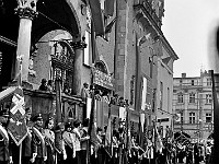 1978-05  1 maja 1978  Jawor, Rynek  Obchody 1 maja - Święta Pracy    Przedstawiciele władz miasta, partii i stacjonującej w mieście Połnocnej Grupy Wojsk Armii Radzieckiej  na podium oraz poczty sztandarowe przed wejściem głównym do ratusza.