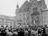 1978-06  1 maja 1978  Jawor, Rynek  Obchody 1 maja - Święta Pracy    Uczestnicy pochodu pierwszomajowego oczekujący na przemówienie i rozpoczęcie przemarszu.