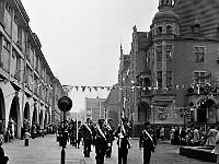 1978-07  1 maja 1978  Jawor, Rynek  Obchody 1 maja - Święta Pracy    Uczestnicy pochodu pierwszomajowego przygotowujący się do przemarszu.