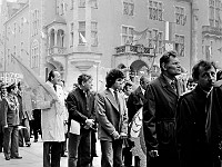 1978-08  1 maja 1978  Jawor, Rynek  Obchody 1 maja - Święta Pracy    Uczestnicy pochodu pierwszomajowego przygotowujący się do przemarszu.