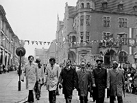 1978-09  1 maja 1978  Jawor, Rynek  Obchody 1 maja - Święta Pracy    Przedstawiciele władz miasta, partii i stacjonującej w mieście Połnocnej Grupy Wojsk Armii Radzieckiej wyruszający na pochód pierwszomajowy.  Od lewej: Jerzy Radzio, (?), Tadeusz Sowiński - I sekretarz Komitetu Miejskiego Polskiej Zjednoczonej Partii Robotniczej (KM PZPR), (?), (?), Jan Białek - naczelnik miasta.