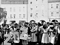 1986-1988-008  1 maja (lata 1986-1988)  Jawor, Rynek  Obchody 1 maja - Święta Pracy    Mieszkańcy i uczestnicy pochodu oczekujący na przemówienie i rozpoczęcie przemarszu.  Pracownicy Zakładu Opieki Zdrowotnej.