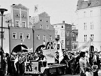 1986-1988-009  1 maja (lata 1986-1988)  Jawor, Rynek  Obchody 1 maja - Święta Pracy    Mieszkańcy i uczestnicy pochodu oczekujący na przemówienie i rozpoczęcie przemarszu.  Pracownicy Zakładów Kuzienniczych i Maszyn Rolniczych (ZKiMR) "Agromet".