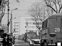 1986-1988-018  1 maja (lata 1986-1988)  Jawor, ul. Wyszyńskiego (daw. Rapackiego)  Obchody 1 maja - Święta Pracy    Uczestnicy pochodu zmierzający w kierunku trybuny honorowej.