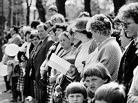 1986-1988-020  1 maja (lata 1986-1988)  Jawor, ul. Wyszyńskiego (daw. Rapackiego)  Obchody 1 maja - Święta Pracy    Mieszkańcy obserwujący przemarsz wzdłuż trasy pochodu.