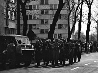 1986-1988-025  1 maja (lata 1986-1988)  Jawor, ul. Wyszyńskiego (daw. Rapackiego)  Obchody 1 maja - Święta Pracy    Uczestnicy pochodu zmierzający w kierunku trybuny honorowej.  Muzycy z zespołu Big Band Jawor.  W pierwszym rzędzie trzeci od lewej, z klarnetem: Stanisława Duszeńko - kierownik zespołu.  W przedostatnim rzędzie pierwszy od prawej: Piotr Zieliński.  W ostatnim rzędzie pierwszy od prawej: Romuald Wesołowski.