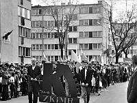 1986-1988-028  1 maja (lata 1986-1988)  Jawor, ul. Wyszyńskiego (daw. Rapackiego)  Obchody 1 maja - Święta Pracy    Uczestnicy pochodu zmierzający w kierunku trybuny honorowej.  Pracownicy  Zakładów Kuzienniczych i Maszyn Rolniczych (ZKiMR) "Agromet".