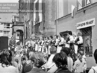 1986-1988-054  1 maja (lata 1986-1988)  Jawor, Rynek  Obchody 1 maja - Święta Pracy    Festyn na rynku.  Występ chóru "Albertówka".