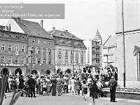 1986-1988-055  1 maja (lata 1986-1988)  Jawor, Rynek  Obchody 1 maja - Święta Pracy    Festyn na rynku.