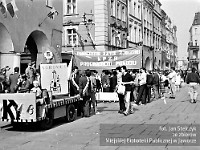 1986-1988-056  1 maja (lata 1986-1988)  Jawor, Rynek , pierzeja po?udniowa     Obchody 1 maja - Swi?to Pracy. Przed pochodem.  Zak?ady Kuziennicze i Maszyn Rolniczych Agromet (pracownicy)