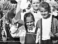 1986-1988-058  1 maja (lata 1986-1988)  Jawor, Rynek  Obchody 1 maja - Święta Pracy    Uczestnicy pochodu oczekujący na rozpoczęcie przemarszu.