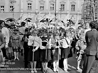 1986-1988-060  1 maja (lata 1986-1988)  Jawor, Rynek  Obchody 1 maja - Święta Pracy    Uczestnicy pochodu oczekujący na rozpoczęcie przemarszu.  Uczniowie Szkoły Podstawowej nr 5 .