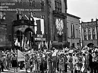 1986-1988-067  1 maja (lata 1986-1988)  Jawor, Rynek  Obchody 1 maja - Święta Pracy    Uczestnicy pochodu oczekujący na rozpoczęcie przemarszu.