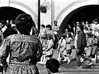 1986-1988-068  1 maja (lata 1986-1988)  Jawor, Rynek  Obchody 1 maja - Święta Pracy    Uczestnicy pochodu wyruszające na trasę przemarszu.  Uczniowie Szkoły Podstawowej Nr 2 .