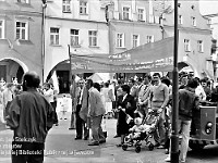 1986-1988-075  1 maja (lata 1986-1988)  Jawor, Rynek  Obchody 1 maja - Święta Pracy    Uczestnicy pochodu oczekujący na rozpoczęcie przemarszu.  Pracownicy Zakładów Kuzienniczych i Maszyn Rolniczych (ZKiMR) "Agromet".