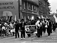 1986-1988-080  1 maja (lata 1986-1988)  Jawor, ul. Wyszyńskiego (daw. Rapackiego)  Obchody 1 maja - Święta Pracy    Uczestnicy pochodu zmierzający w kierunku trybuny honorowej.  Uczniowie Zasadniczej Szkoły Zawodowej.