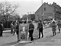 1986-1988-095  1 maja (lata 1986-1988)  Jawor, ul. Wyszyńskiego (daw. Rapackiego)  Obchody 1 maja - Święta Pracy    Uczestnicy pochodu zmierzający w kierunku trybuny honorowej.