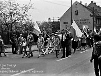 1986-1988-097  1 maja (lata 1986-1988)  Jawor, ul. Wyszyńskiego (daw. Rapackiego)  Obchody 1 maja - Święta Pracy    Uczestnicy pochodu zmierzający w kierunku trybuny honorowej.  Przedstawiciele rzemieślników.