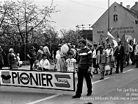 1986-1988-101  1 maja (lata 1986-1988)  Jawor, ul. Wyszyńskiego (daw. Rapackiego)  Obchody 1 maja - Święta Pracy    Uczestnicy pochodu zmierzający w kierunku trybuny honorowej.  Pracownicy Spółdzielnia Pracy Wyrobów Chemicznych "Pionier".