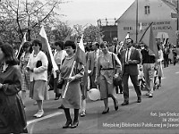 1986-1988-104  1 maja (lata 1986-1988)  Jawor, ul. Wyszyńskiego (daw. Rapackiego)  Obchody 1 maja - Święta Pracy    Uczestnicy pochodu zmierzający w kierunku trybuny honorowej.  Przedstawiciele Urzędu Miejskiego oraz biblioteki miejskiej.  Pierwszy od lewej: Krzystof Sasiela ,(?), Małgorzata Pabisiak/Matynia, Teresa Gembacka, Wanda Bander,Stanisław Dziak.