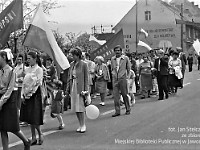 1986-1988-105  1 maja (lata 1986-1988)  Jawor, ul. Wyszyńskiego (daw. Rapackiego)  Obchody 1 maja - Święta Pracy    Uczestnicy pochodu zmierzający w kierunku trybuny honorowej.