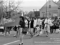 1986-1988-107  1 maja (lata 1986-1988)  Jawor, ul. Wyszyńskiego (daw. Rapackiego)  Obchody 1 maja - Święta Pracy    Uczestnicy pochodu zmierzający w kierunku trybuny honorowej.