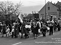 1986-1988-108  1 maja (lata 1986-1988)  Jawor, ul. Wyszyńskiego (daw. Rapackiego)  Obchody 1 maja - Święta Pracy    Uczestnicy pochodu zmierzający w kierunku trybuny honorowej.