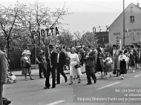 1986-1988-114  1 maja (lata 1986-1988)  Jawor, ul. Wyszyńskiego (daw. Rapackiego)  Obchody 1 maja - Święta Pracy    Uczestnicy pochodu zmierzający w kierunku trybuny honorowej.  Pracownicy Poczty Polskiej.