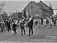 1986-1988-121  1 maja (lata 1986-1988)  Jawor, ul. Wyszyńskiego (daw. Rapackiego)  Obchody 1 maja - Święta Pracy    Uczestnicy pochodu zmierzający w kierunku trybuny honorowej.  Pracownicy Jaworskich Zakładów Chemii Gospodarczej "Pollena".