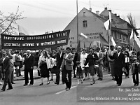 1986-1988-123  1 maja (lata 1986-1988)  Jawor, ul. Wyszyńskiego (daw. Rapackiego)  Obchody 1 maja - Święta Pracy    Uczestnicy pochodu zmierzający w kierunku trybuny honorowej.  Pracowncy Państwowych Gospodarstw Rolnych (PGR).