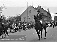 1986-1988-125  1 maja (lata 1986-1988)  Jawor, ul. Wyszyńskiego (daw. Rapackiego)  Obchody 1 maja - Święta Pracy    Uczestnicy pochodu zmierzający w kierunku trybuny honorowej.  Przedstawiciele stadniny koni w Targoszynie w gminie Mściwojów.