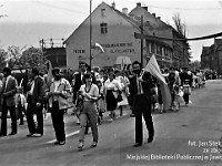 1986-1988-126  1 maja (lata 1986-1988)  Jawor, ul. Wyszyńskiego (daw. Rapackiego)  Obchody 1 maja - Święta Pracy    Uczestnicy pochodu zmierzający w kierunku trybuny honorowej.  Pracownicy Zakładu Opieki Zdrowotnej (ZOZ).  W pierwszym rzędzie od prawej lekarze: Mirosław Gibek, Aldona Bałchanowska-Gibek, Lech Huras.