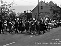 1986-1988-129  1 maja (lata 1986-1988)  Jawor, ul. Wyszyńskiego (daw. Rapackiego)  Obchody 1 maja - Święta Pracy    Uczestnicy pochodu zmierzający w kierunku trybuny honorowej.