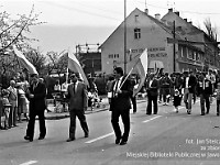 1986-1988-131  1 maja (lata 1986-1988)  Jawor, ul. Wyszyńskiego (daw. Rapackiego)  Obchody 1 maja - Święta Pracy    Uczestnicy pochodu zmierzający w kierunku trybuny honorowej.  Pracownicy Zakładów Kuzienniczych i Maszyn Rolniczych (ZKiMR) "Agromet".