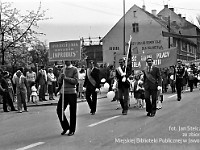 1986-1988-134  1 maja (lata 1986-1988)  Jawor, ul. Wyszyńskiego (daw. Rapackiego)  Obchody 1 maja - Święta Pracy    Uczestnicy pochodu zmierzający w kierunku trybuny honorowej.  Pracownicy Spółdzielni Inwalidów "Inprodus".